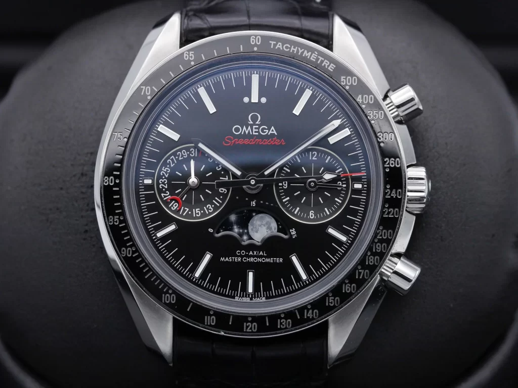 El Omega Speedmaster Moonphase combina la icónica estética del Speedmaster con una sofisticada complicación de fase lunar. Equipado con el calibre Co-Axial Master Chronometer 9904, ofrece precisión, resistencia magnética y un diseño que rinde homenaje a la exploración espacial.